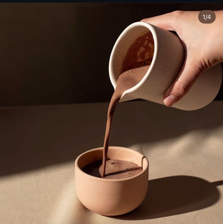 Šálek kakaa v dlaních