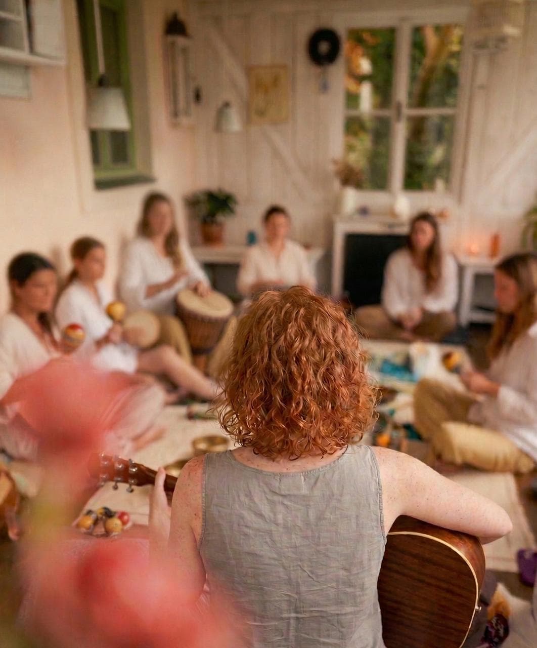 Společný rytmus v kruhu s kytarou